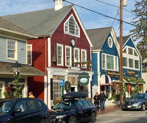 Just a short walk to Kennebunkport's  charming shops and restaurants