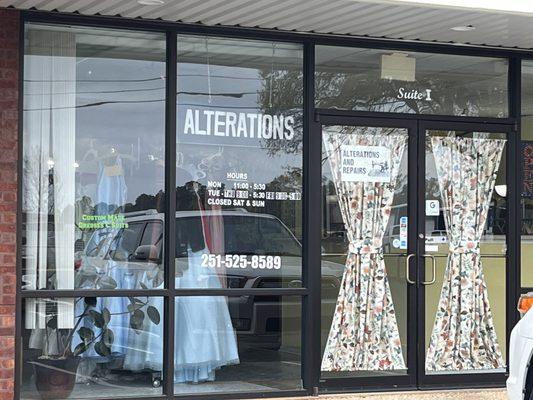 Lloyd’s Tailoring And Alterations