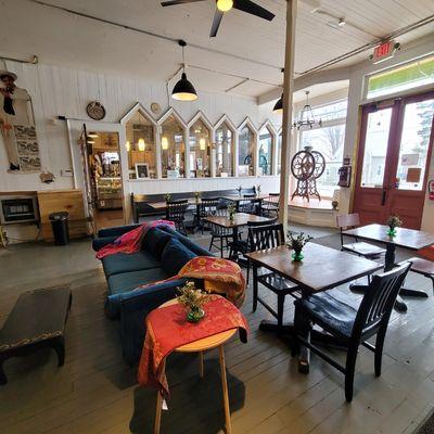 Cozy dining room,  comfy sofas and overstuffed chairs!