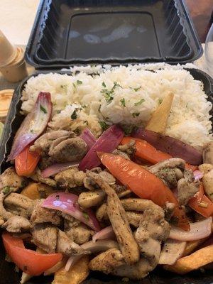 Pollo saltado