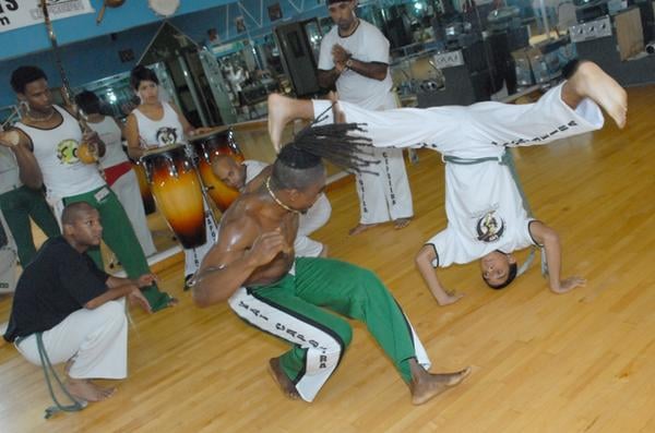 Vai Capoeira Joga!