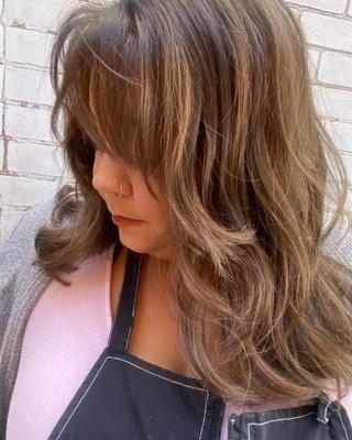 Dark root with a full foil highlights toned to Carmel.