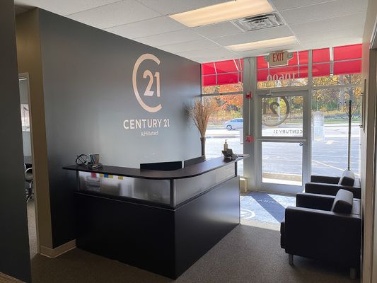 CENTURY 21 Affiliated Wauwatosa, WI office front desk