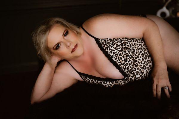 cheetah print accentuating this blonde babe as she lays on the bed