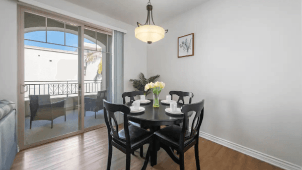 Monthly Luxurious Apartment rental in Sherman Oaks 
(dining room)