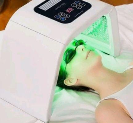 Light therapy fights Bacteria Reduces pores Controls oil.