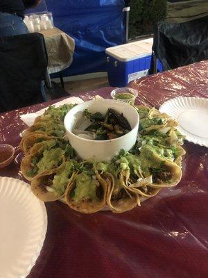 Tacos de asada pollo enchipoclado y de pierna adobada