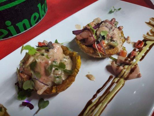 Tostones rellenos de pulpo