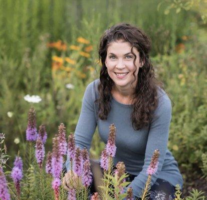 Hi, I'm Nora Saintz, owner of Gardenette.  I empower homeowners with the knowledge to install their new landscape with confidence!