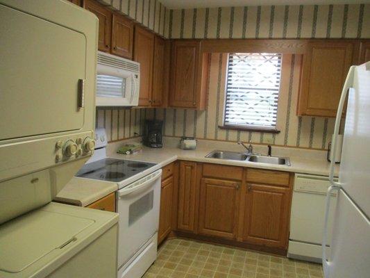 Full kitchen with washer/dryer