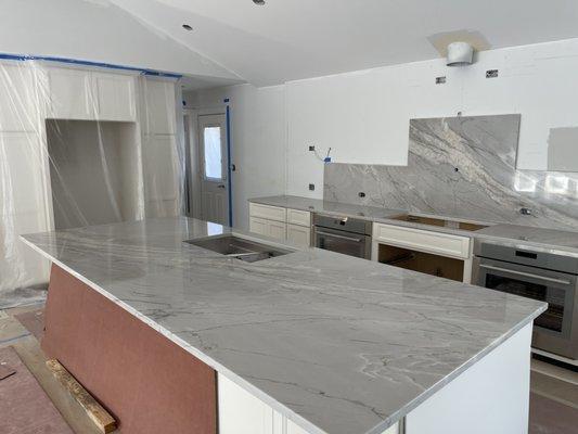 Quartzite Kitchen Island w/ full-height backsplash