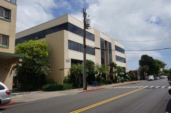 Looking makai down Uluniu St. at the Kailua Professional building