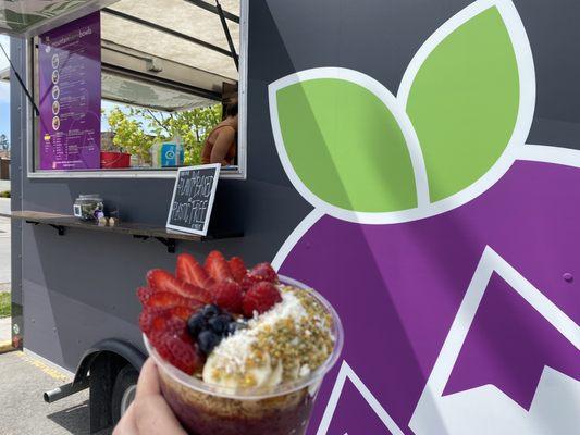 Bowl and food truck.