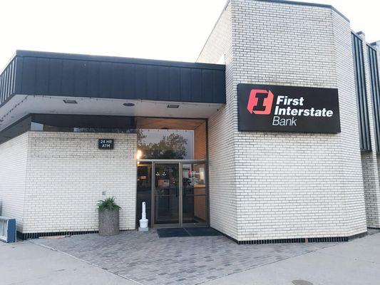 Exterior image of First Interstate Bank in Chariton, IA.