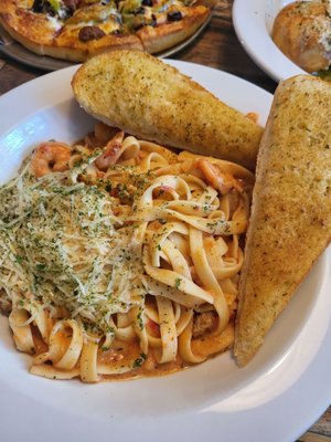 Yummy bread Meat Supreme Pizza Prawn and sausage pasta