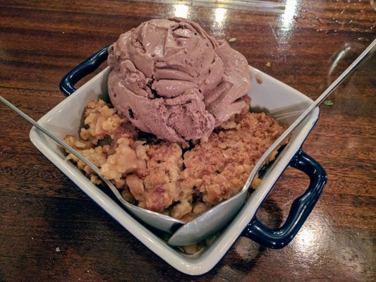 Apple Crumble w/chocolate ice cream = yum