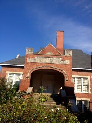 The old library is next door to a confederate memorial.