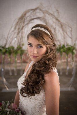 Absolutely beautiful brunette bride with down style and completed makeup, pic 1