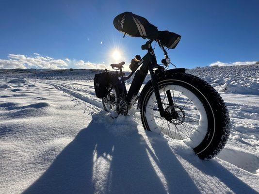 Pow(d)er riding on winterized fat tire E-bikes