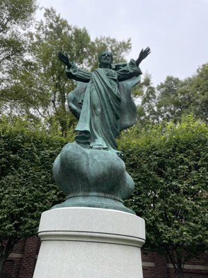 Christus Rex statue