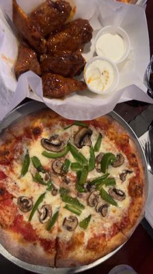 Chicken Wings & Mushroom, Pepper Pizza