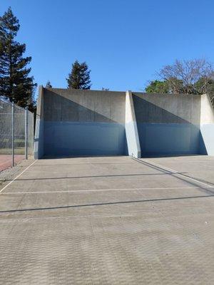 Handball courts were in decent condition, ground is a little cracked up but overall a great place to practice.