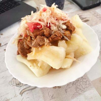 CHANCHO CON YUCA!!!...(YUCA, CERDO FRITO, Y ENSALADA DE REPOLLO