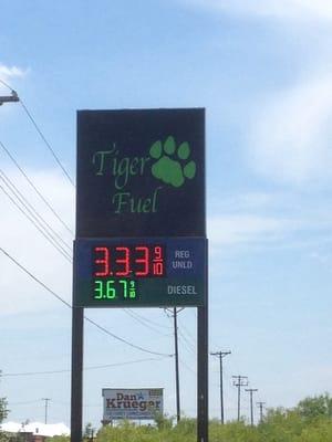 Cheap gas!! Next door shell selling $3.45(May 2014)