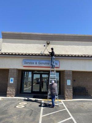 Web wiping exterior of our customers building 
#teamwork #desertpestneverrest