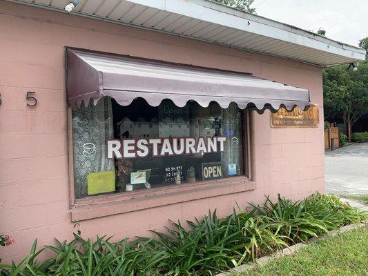 A great restaurant without trouble finding your way in the front door