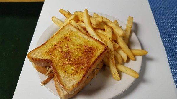 Razz (pulled pork on Texas toast) with French fries