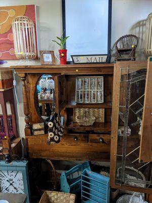 Wood hutch with leaded glass doors, vintage glassware, several baskets