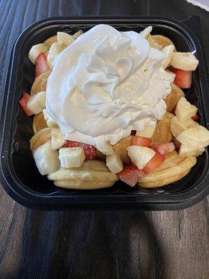 Baby cakes with condensed milk, strawberries & bananas.