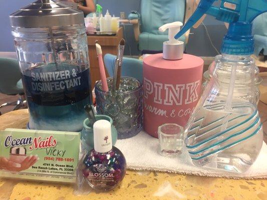 Zoom in on the nail oil-- it's infused with real miniature flowers! :D Vicky also adds clear pebbles to your hand soaking dish.