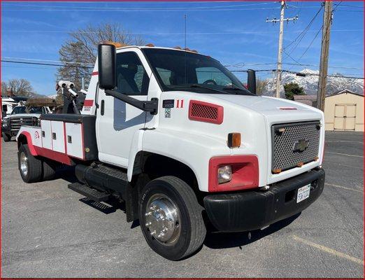 2004 Chevrolet C6500 Hauler tow truck. 6 speed manual under CDL.