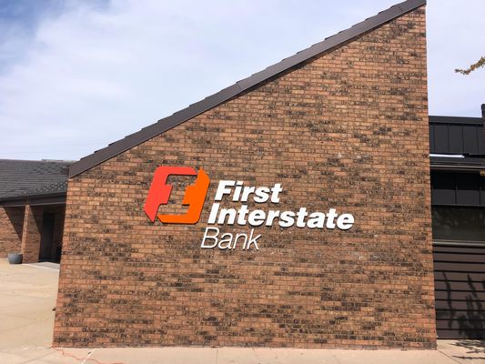 Exterior image of First Interstate Bank in Bellevue, NE.