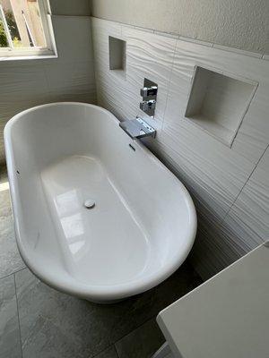 Freestanding Bathtub / Backsplash