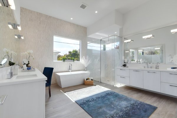 Wouldn't you want to enjoy this bathroom?