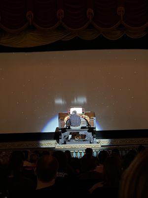 Organ player rose to the stage!