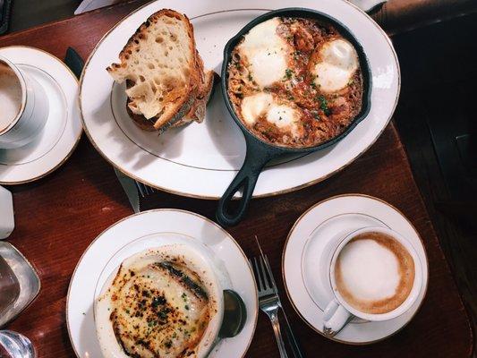 Baked eggs ; cappuccino ; French onion soup