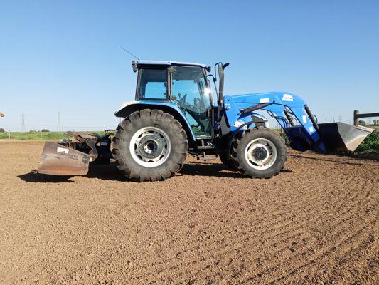 New Holland TL100A 4WD Tractor with 8' Box Scraper and Loader.