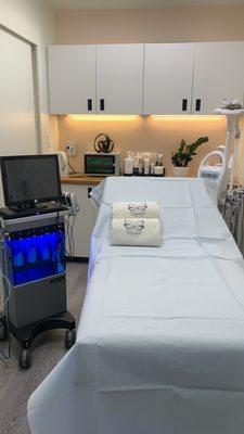 Facial Zone  "Be authentic" Hydrafacial, Lifting Facial with Venus Legacy, Microneedle, Peeling, Acne and discoloration.