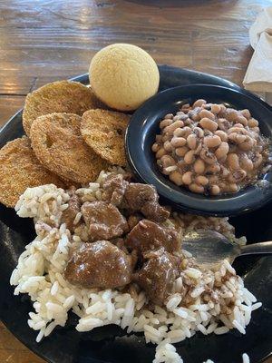 Beef tips and rice, fried green tomatoes, black eyed peas, and cornbread.