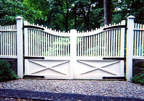 Driveway Gate with Staggered Cape Cod Topper