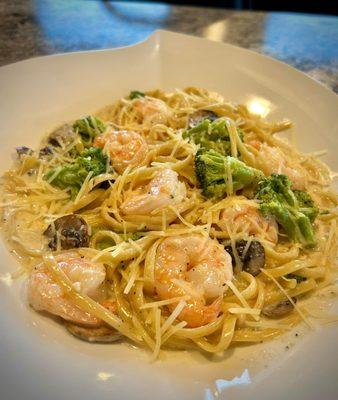 Shrimp Alferdo
Shrimp, mushrooms, and broccoli served with mix salad and Italian bread