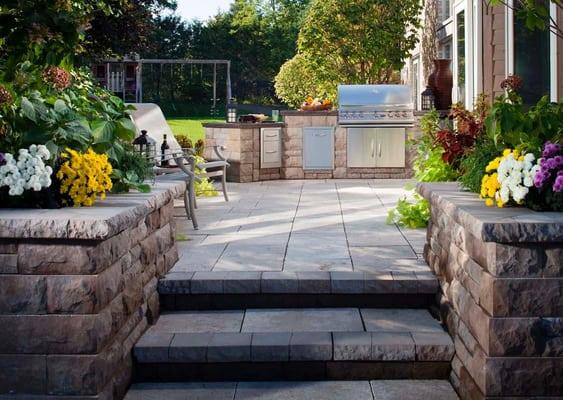 Concrtete unit blocks by Belgard were used to support the upper patio and built in kitchen complete with grill, refrigerator,...