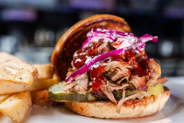 HOG 1860
SMOKED PORK SHOULDER | SLAW | PICKLED CHIPS | WARM BRIOCHE BUN