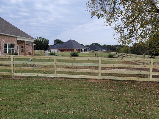 4 Rail Ranch with 2x4 Wire installed.