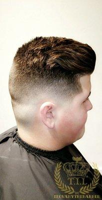 Zero Midfade with a layered cut combover.
#leovanythebarber #TIL