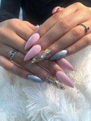 Pointy nails with chrome pinky